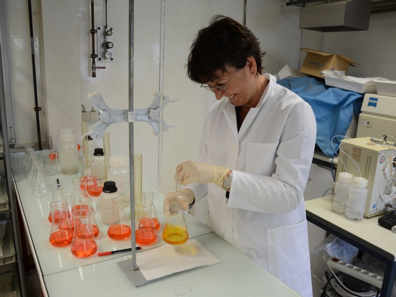 Dana Komínková v laboratoři partnerské IHI Zittau.