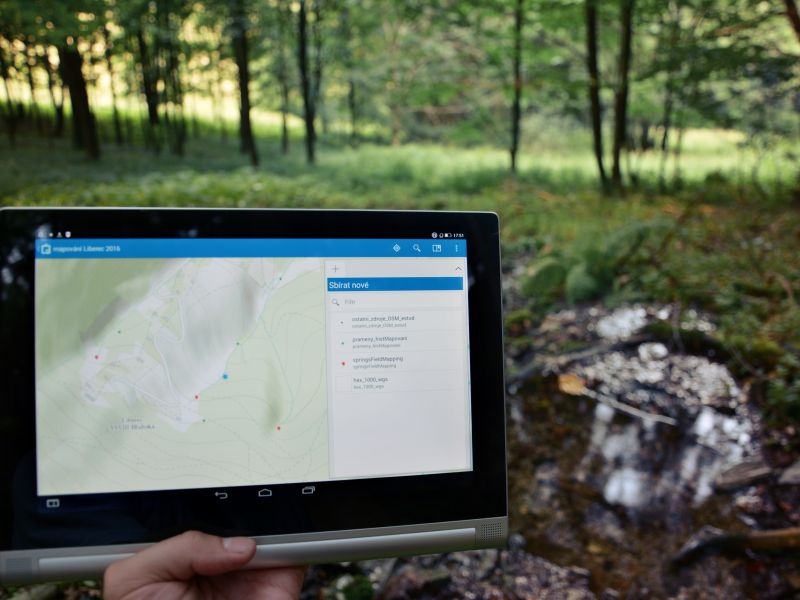 Tablet und Messgeräte erleichtern die Feldarbeit eines Geoinformatikers.